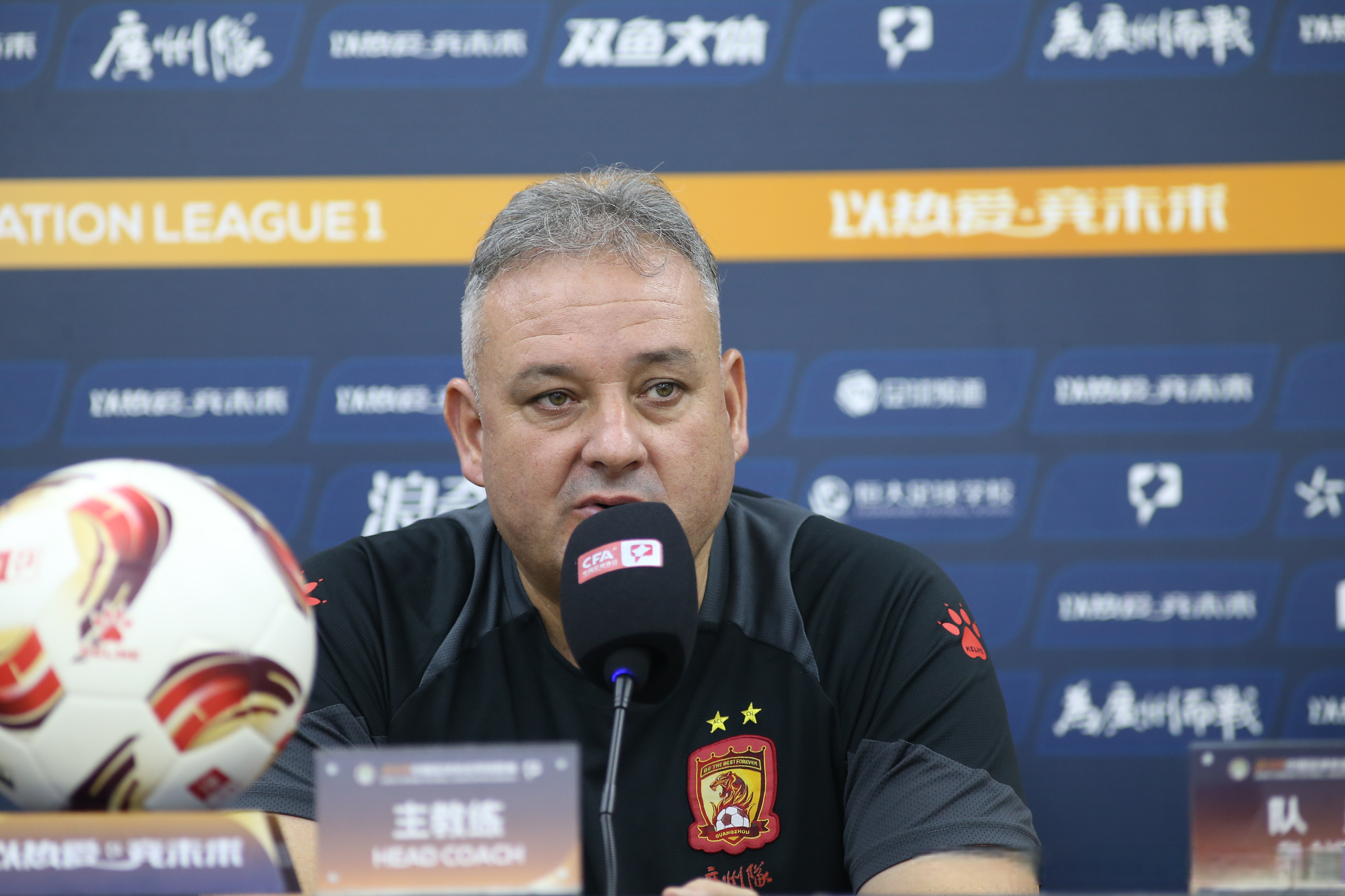 观察球队现阶段备战情况，主教练调整战术的简单介绍